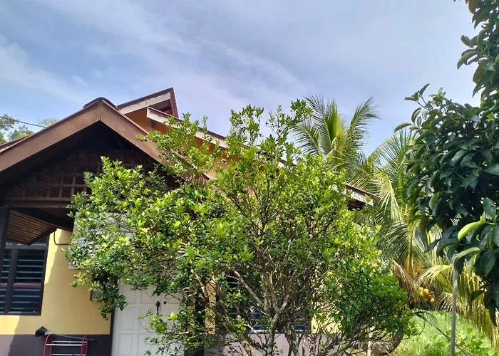 De\'Lakeside Musslim\'S Homestay