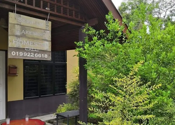 De\'Lakeside Musslim\'S Homestay